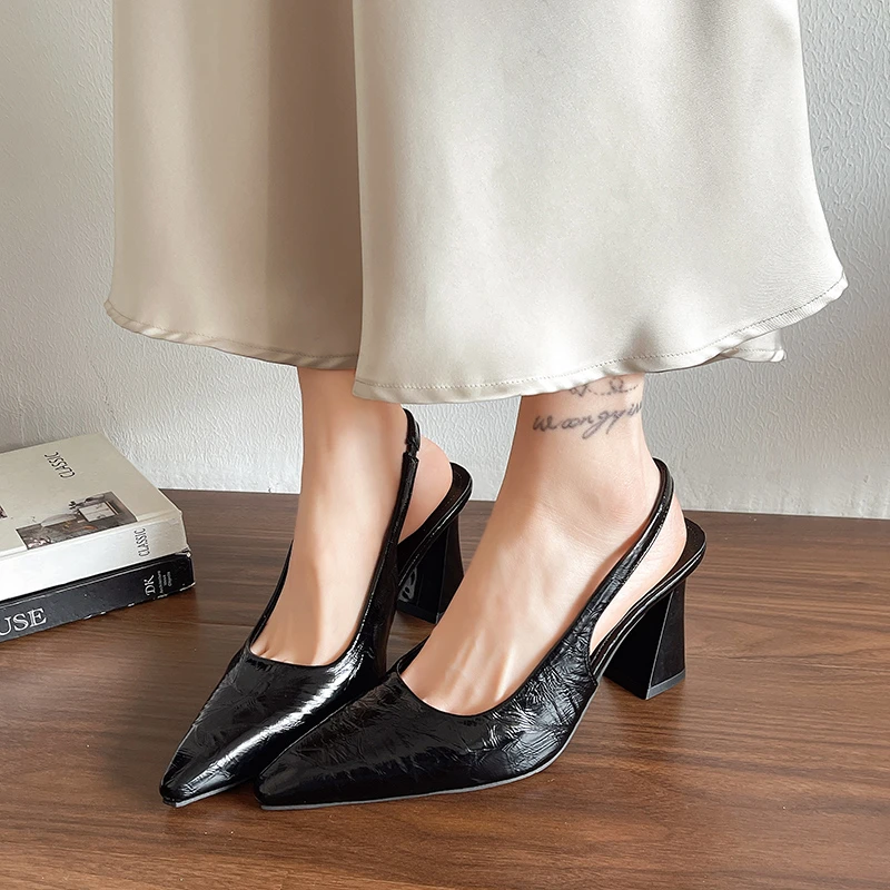 vestir zapatos de mujer cerrados de verano