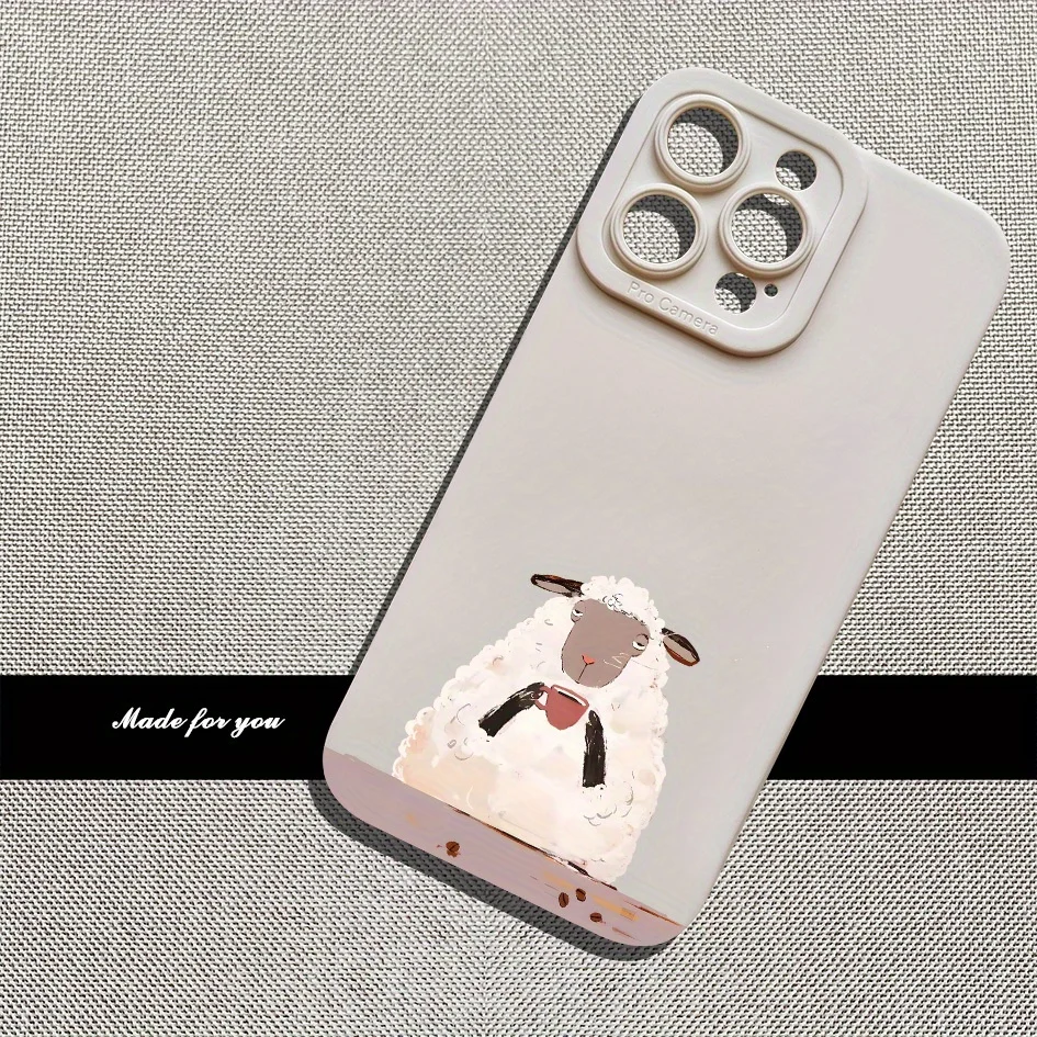 Una piccola pecora che beve caffè Questa custodia protettiva morbida premium per iPhone 12/13/14/15/16 Plus Pro Max Cover per iPhone