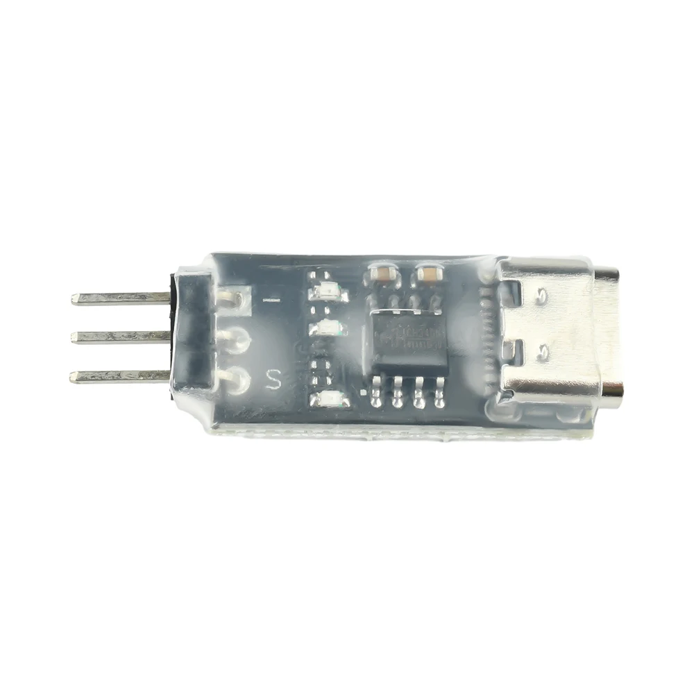 Programmateur USB Type-C pour ESC AM32 en main, prêt à être utilisé pour le réglage de drones et voitures RC