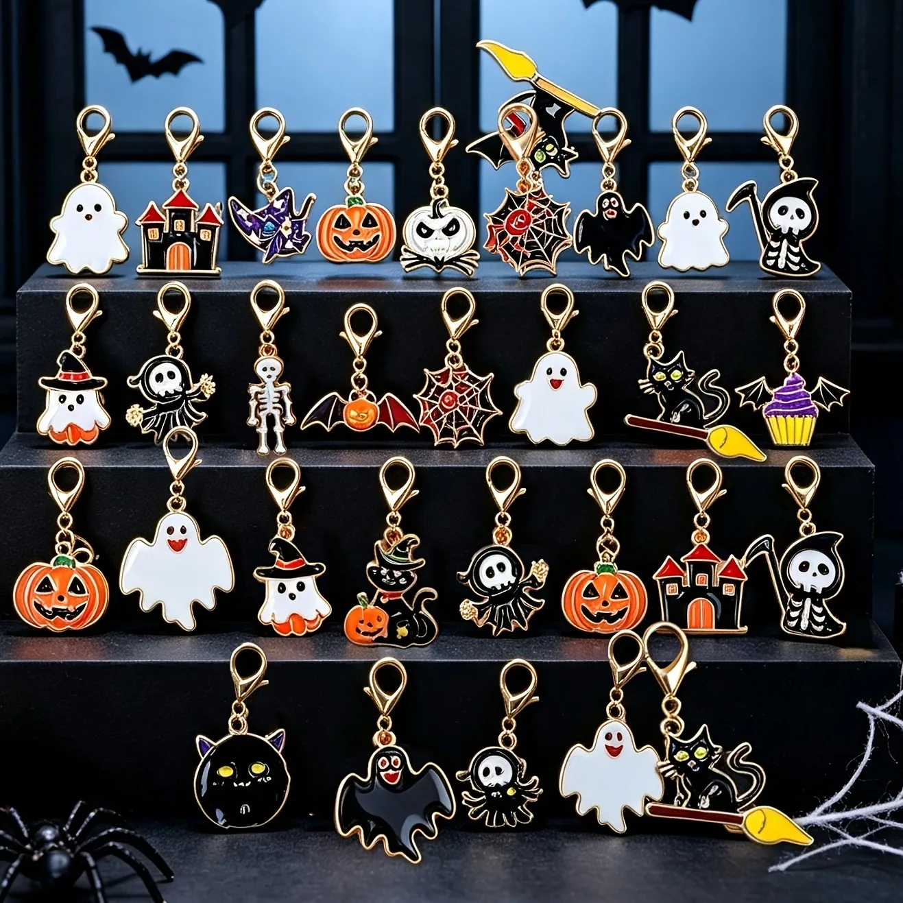 24 Stück zufällige Halloween-Kreativ-Mode-Schlüsselanhänger-Anhänger: Geister, Kürbisse, Fledermäuse, schwarze Katzen, DIY-Zubehör für Taschen, Armbänder und Anhänger.