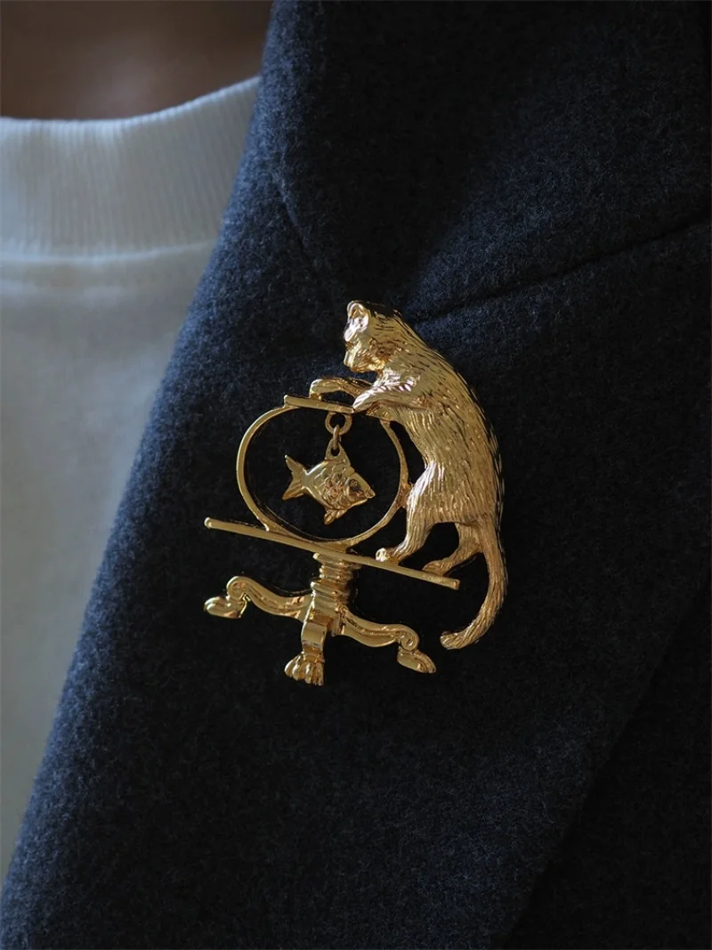 

Vintage Cat Looking Into A Fish Tank Brooch Accessories Pins Women and Girl Brooches Accessory Fashion Jewelry Decorative Props