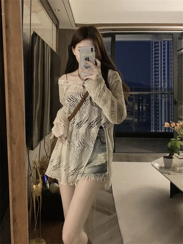 긴 소매 셔츠 여성 2024 여름 V-neck 니트 자외선 차단제는 고급 중공 얇은 디자인 감각 틈새 상단을 덮습니다.