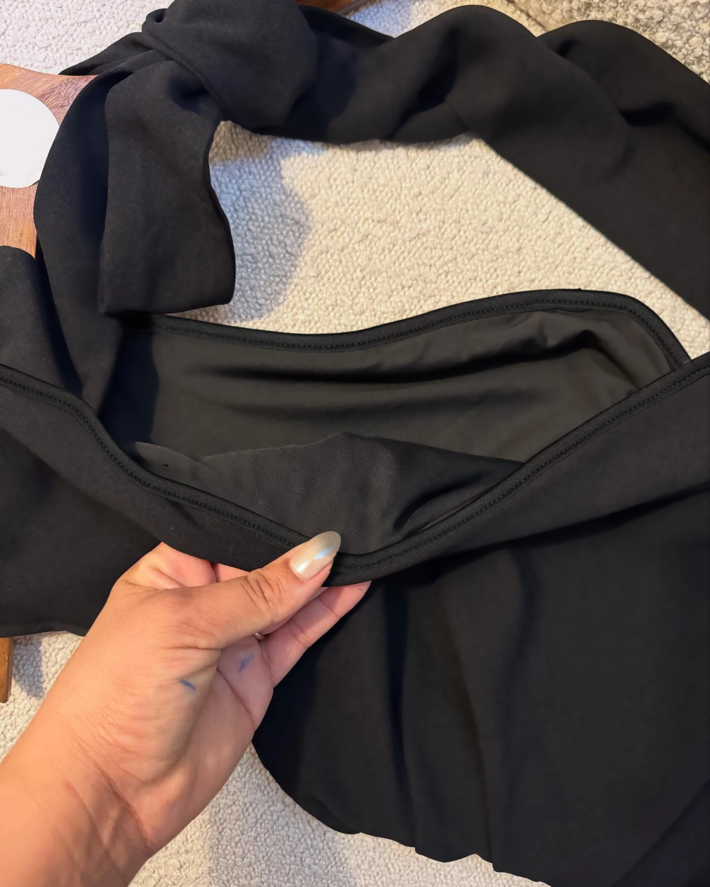 Robe noire asymétrique à col halter avec nœud, plissée et ajustée, courte, idéale pour les sorties quotidiennes et attirant l'attention, une petite robe noire sexy pour les rendez-vous