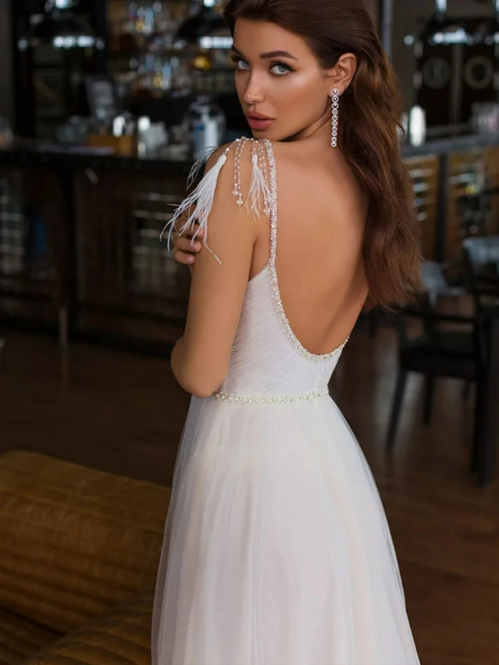 Рисунок 3 - Женское свадебное платье с блестящими бусинами