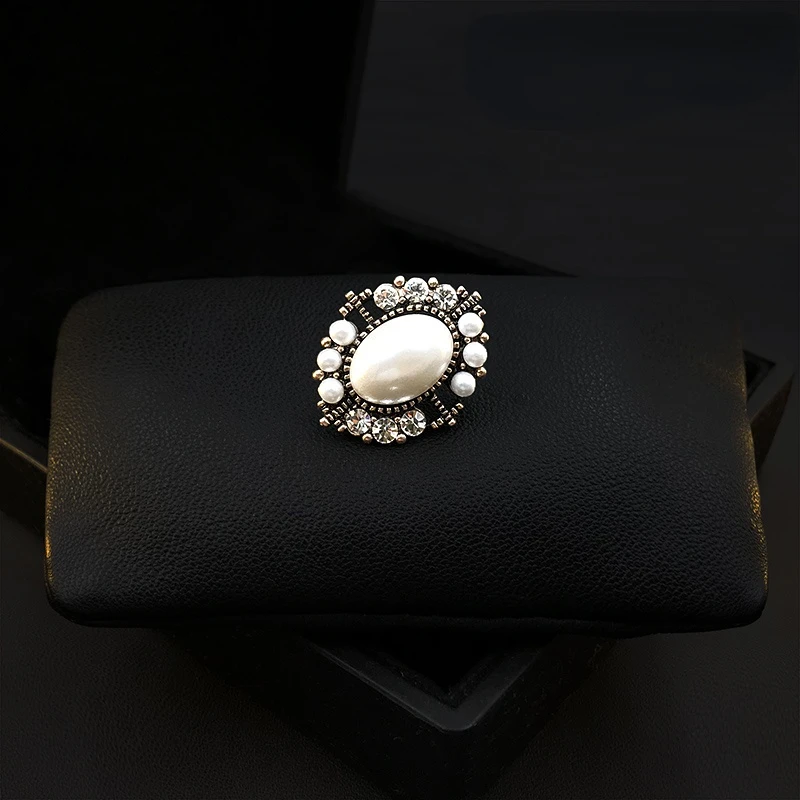 Exquisite Retro Small Brooch High-End Women's Round Court Neckline Accessories Tailored Suit Pins Pearl Rhinestone Jewelry Gifts