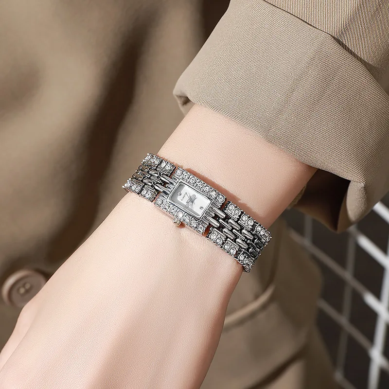 ساعة نسائية عصرية مستطيلة الشكل ومجموعة ألماس وسوا...