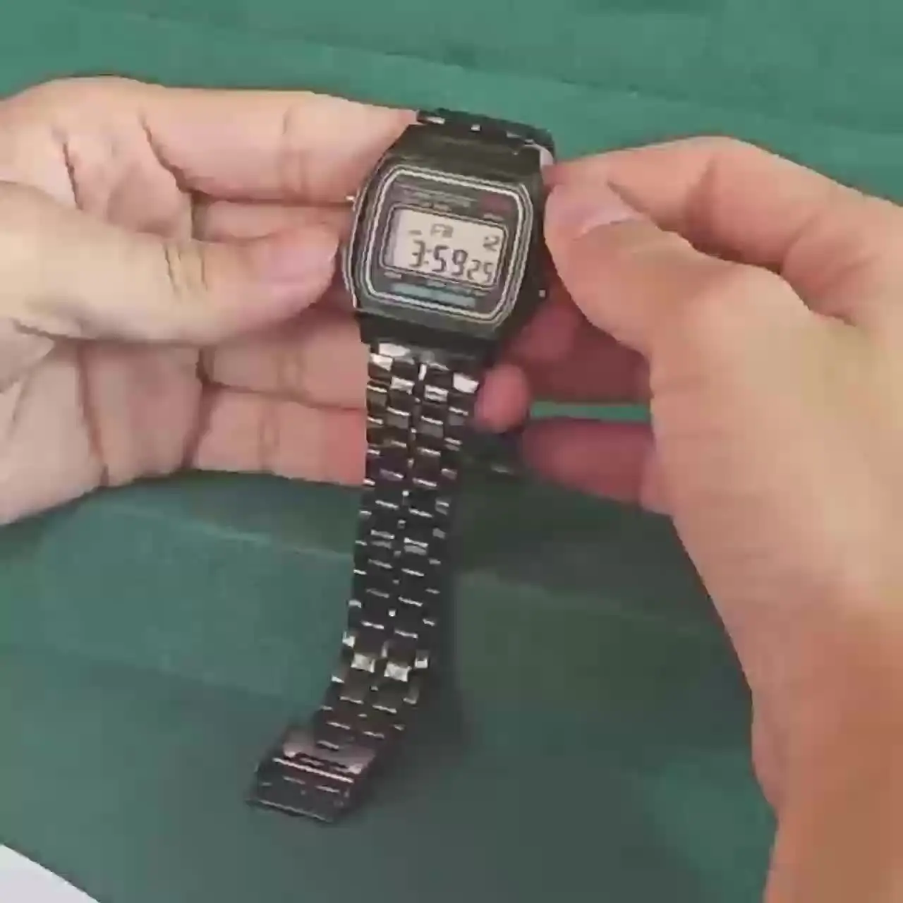 ساعة F91W بسوار فولاذي غير مقاوم للماء للنساء والرجال وساعة عمل وساعة رياضية رقمية LED متعددة الوظائف وساعة إلكترونية