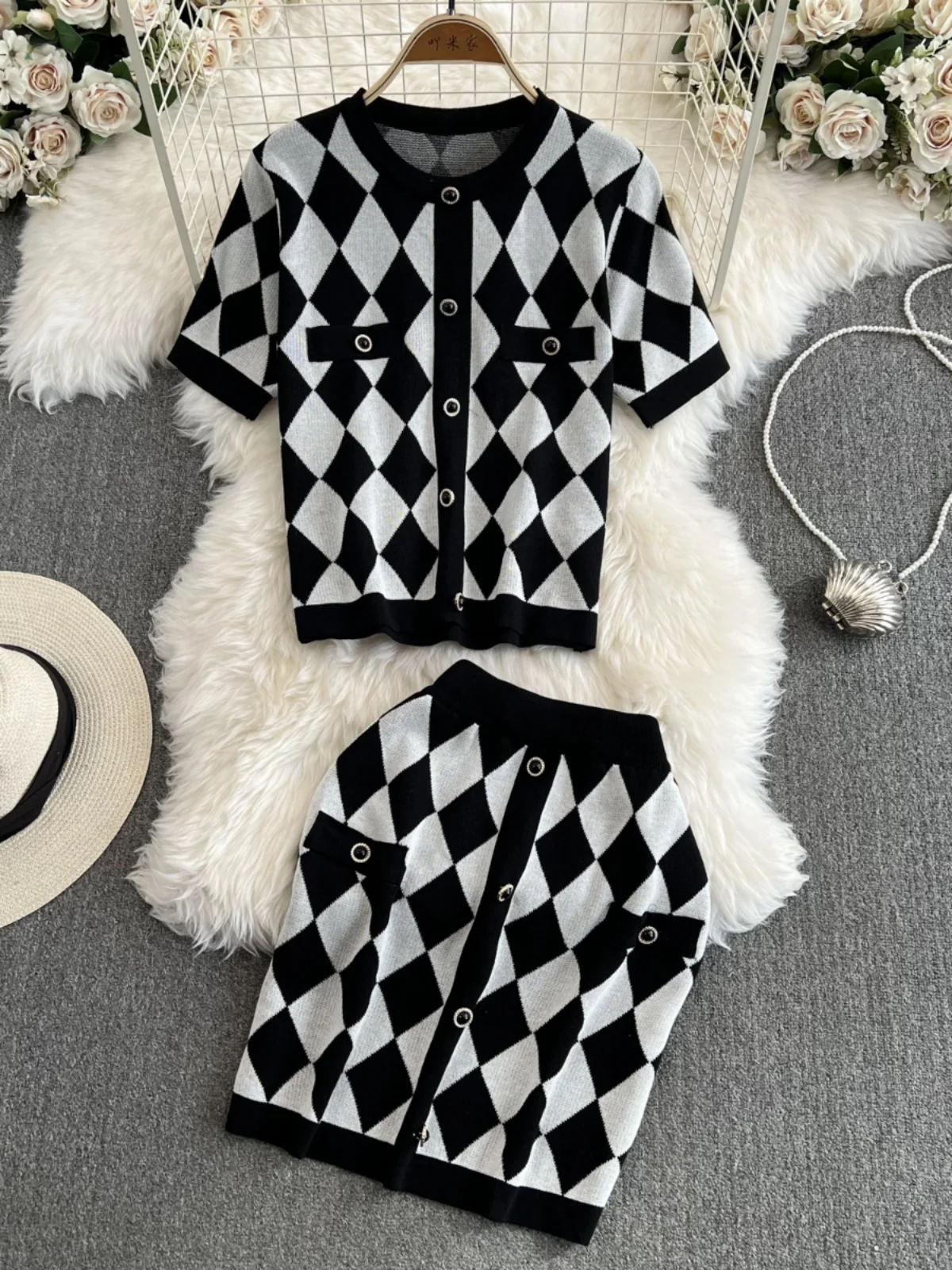 

Женский трикотажный комплект из двух предметов, футболка с коротким рукавом и бриллиантовым принтом и юбка, комплект из двух предметов, лето 2024