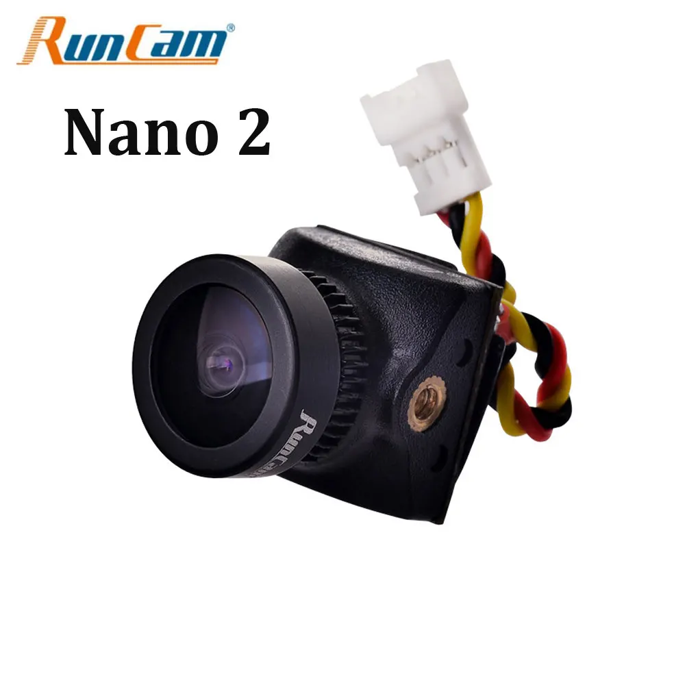 Vue rapprochée de la caméra FPV RunCam Nano 2 avec son capteur CMOS et connectique NTSC.