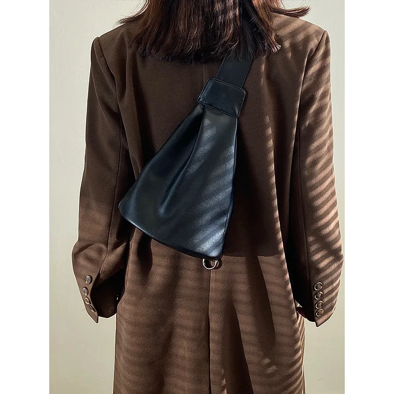 Trendy Unisex Bucket Crossbody Bag Stylish Simple Design Chest Sling Pouch Modern Urban Commuter Shoulder Bag for Everyday Carry