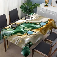 Nappe de luxe à motif marbré tourbillonnant, design artistique fluide vert, or et blanc avec bord festonné, résistante aux taches pour salle à manger 2