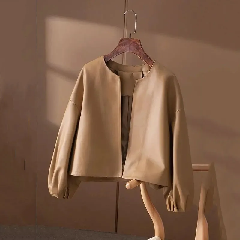 

Куртка женская короткая из экокожи с круглым вырезом и рукавами-фонариками