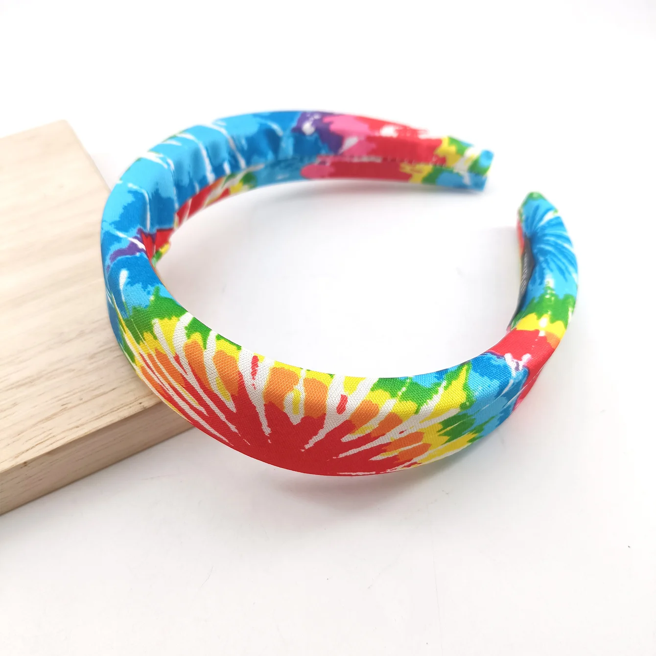 2025 Neues Stirnband mit Regenbogenmuster für Frauen, Neujahrsfest, helle Farbe, Regenbogen-gestreifte Kopfbedeckung, Liebesherz-Haar-Accessoires – Detail 6