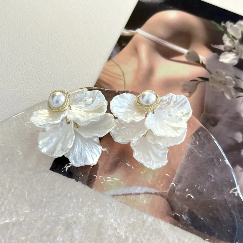 Fashion Unique Glossy Shell Flower Pendant Earrings for Women Temperament Pearl Earrings Sweet Design Wedding Gifts