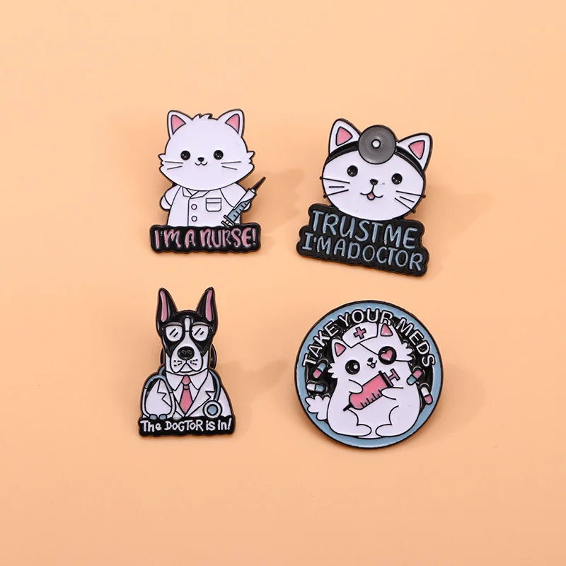 Desenhos animados Esmalte Lapel Pins, Doutor, Enfermeira, Amarelo, Cão, Gato, Pato, Estetoscópio, Medical Metal Brooch, Denim Acessórios, Jóias Presente, Bonito