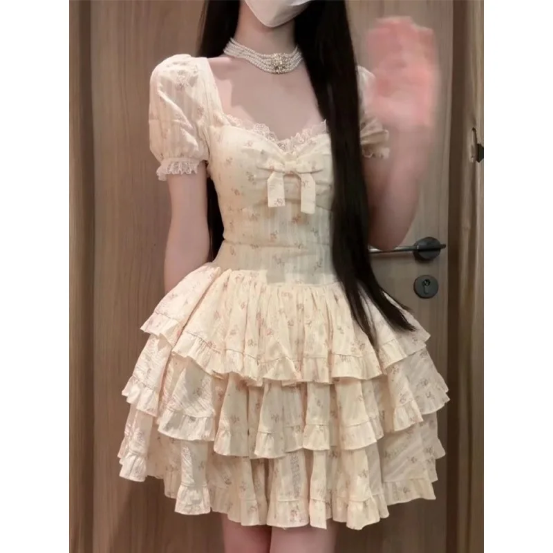 فستان جميل بأكمام فقاعية من الدانتيل مُزين بنقشة ا...