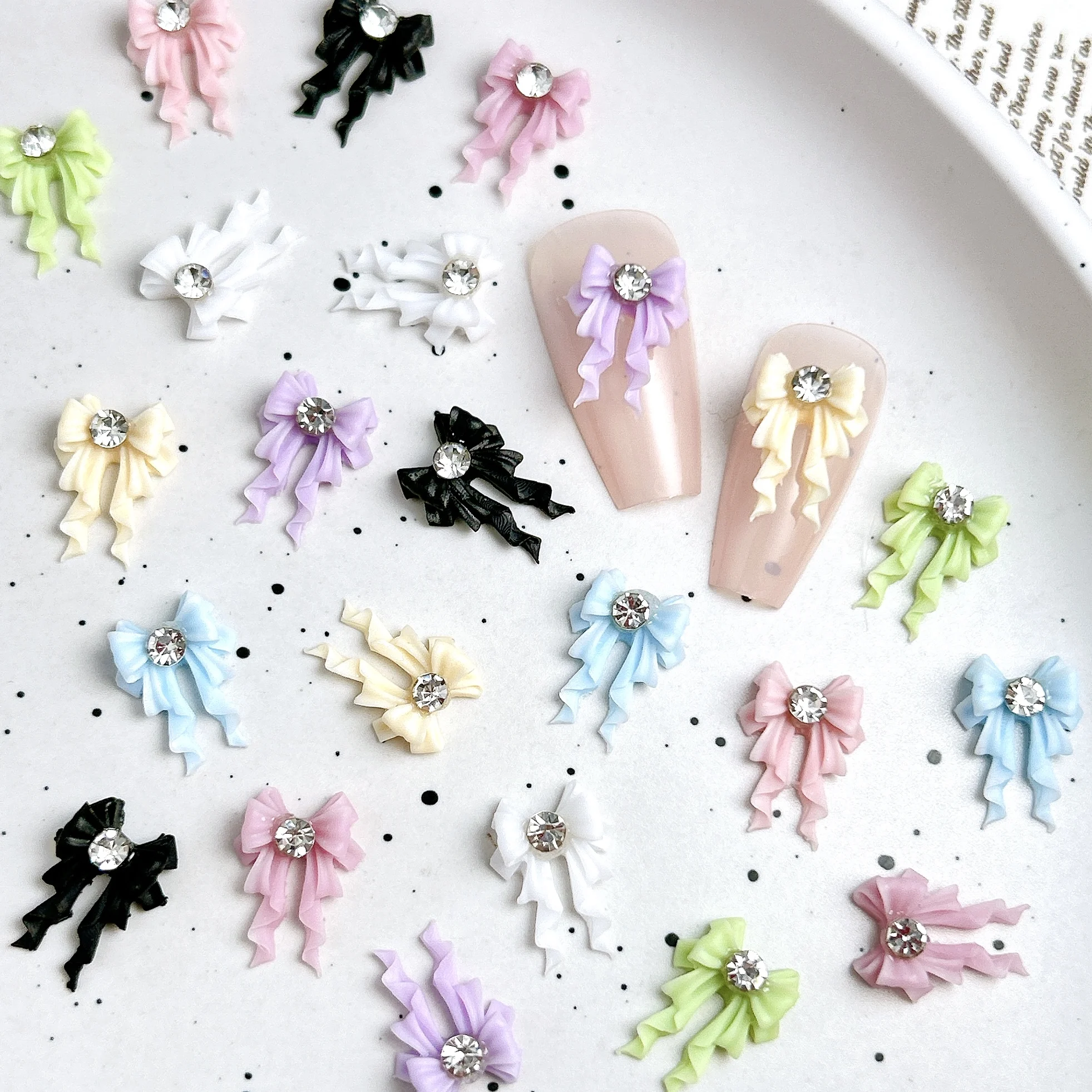 20PCS 멀티 컬러 미니멀리스트 리본 보우 네일 매력 달콤한 미니 라인 석 상감 곡선 활 수지 네일 아트 장식 DIY
