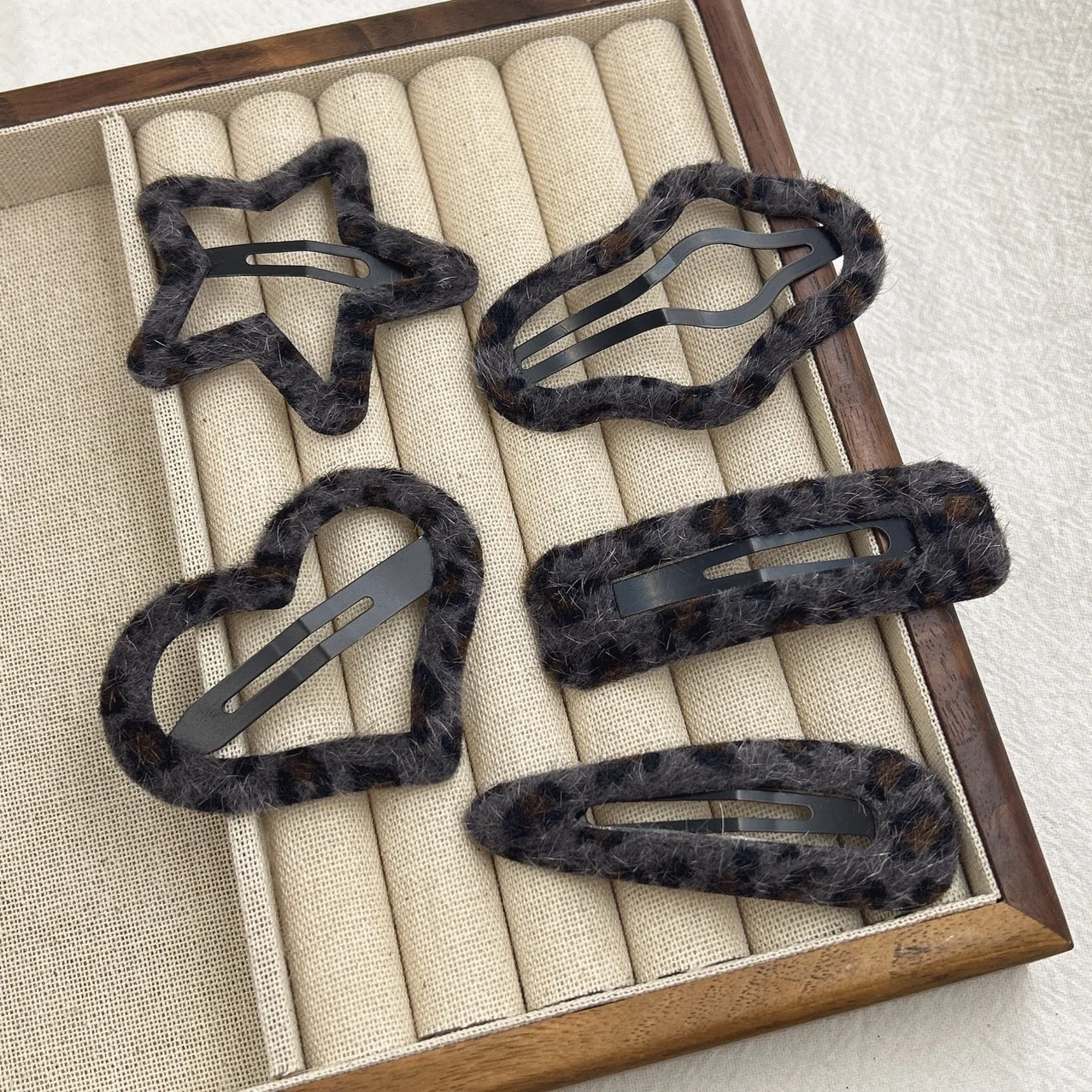 1 Set Leopard Print Plush BB Hair Clips Cute Girls Star Barrettes Women Winter Simple Metal Snap Clip Headdress Hair Accessories