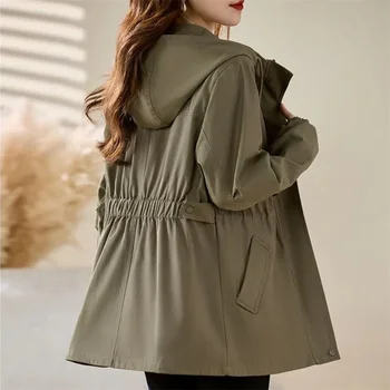 Trench casual color cammello militare per donna nella primavera autunno 2025 Nuova moda Vestibilità slim e dimagrante Design semplice con cappuccio