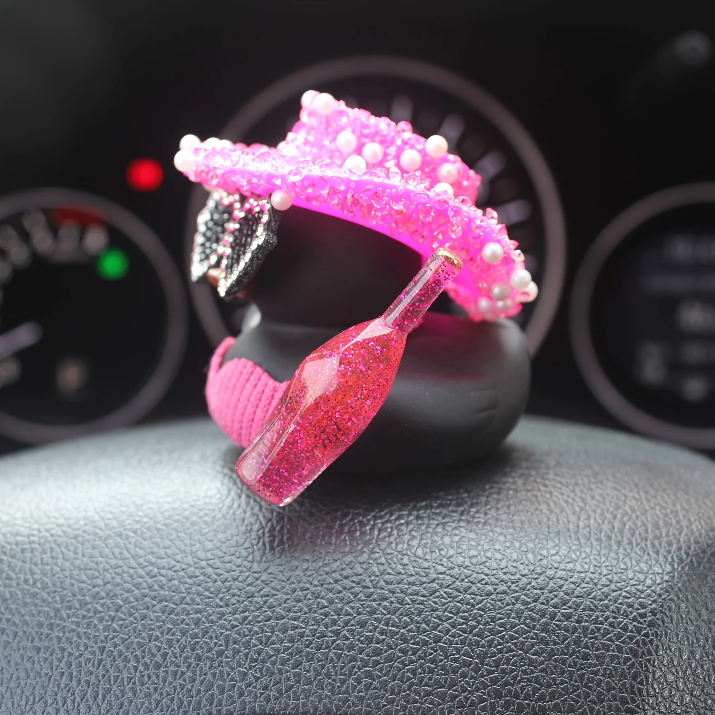 핑크색 반짝이 모자와 샴페인 병 디자인을 갖춘 1PC 블랙 덕, 자동차 장식품, 자동차 장식, 자동차 센터 콘솔 장식품.