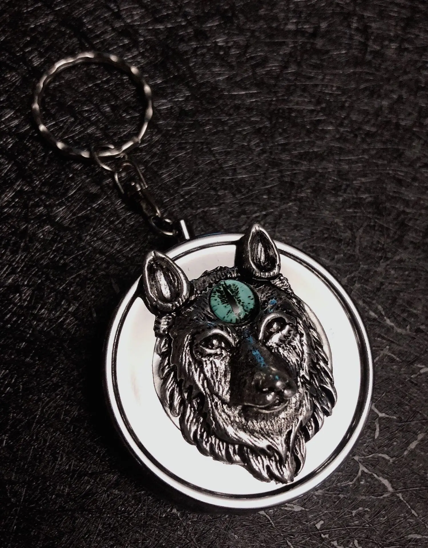 Tragbarer Mini-Bienenaschenbecher aus Edelstahl für das Auto, Metall-Wolf-Taschenaschenbecher mit geruchsdichter Beutel und Schlüsselanhänger-Funktion – Detail 5