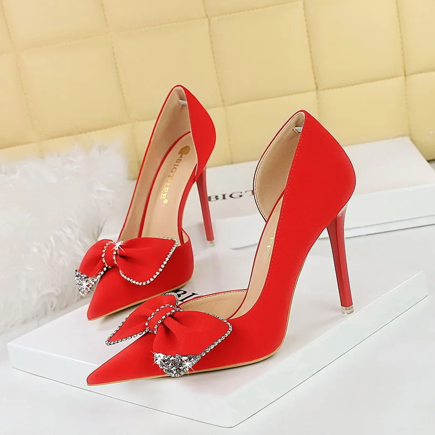 thumbnail image 1 of Zapatos de novia clásicos de tacón alto, delgados, a la moda para damas, con boca poco profunda, puntiagudos, huecos en los lados y lazo de diamante, 1 of 4