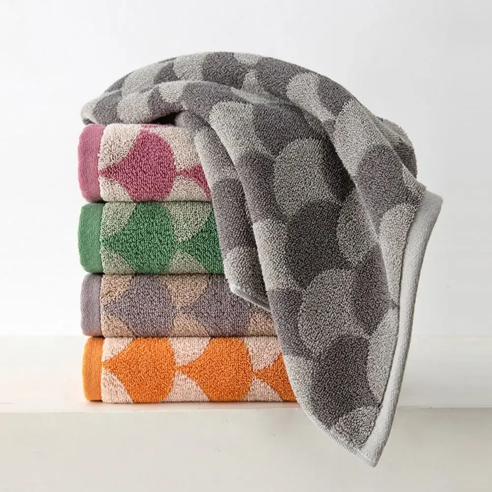 Weiches Jacquard-Baumwollhandtuch in trendigem Karomuster.