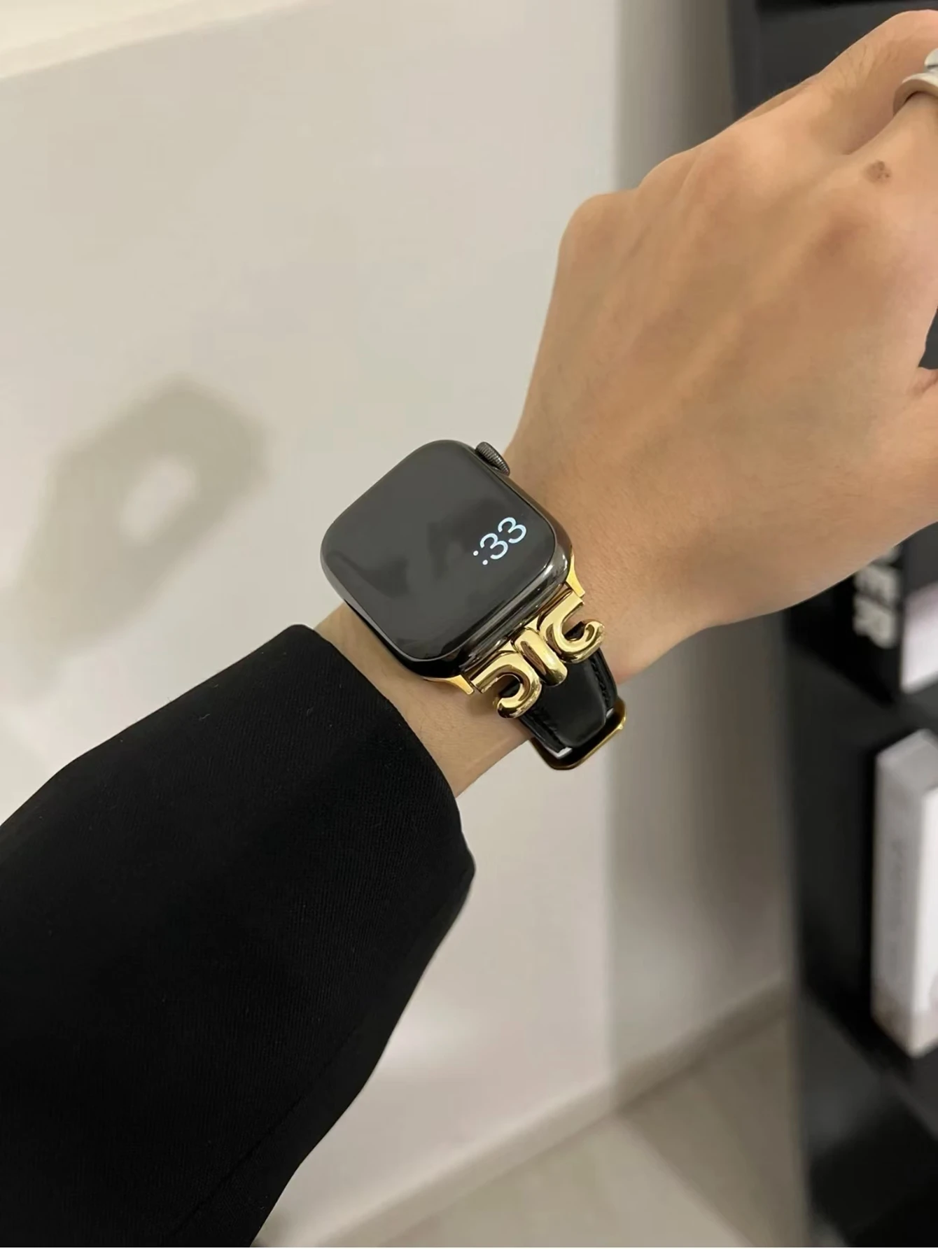 Elegant Leather Loop for Women's Smartwatch - Premium Luxury Strap