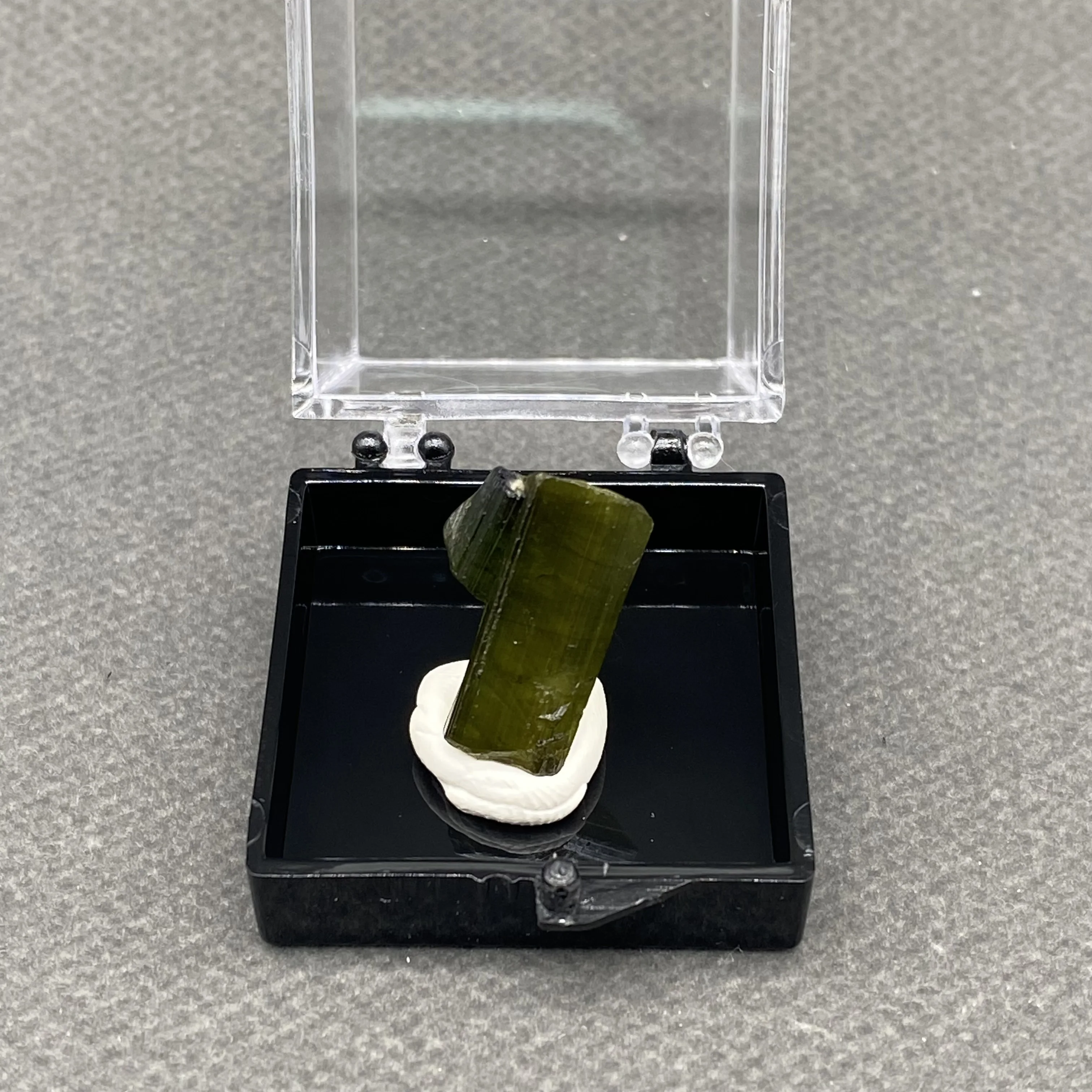 100%  Natural Green tourmaline Mineral Specimens Stones and Crystals Healing Crystal   +Box size:35*35*35 mm