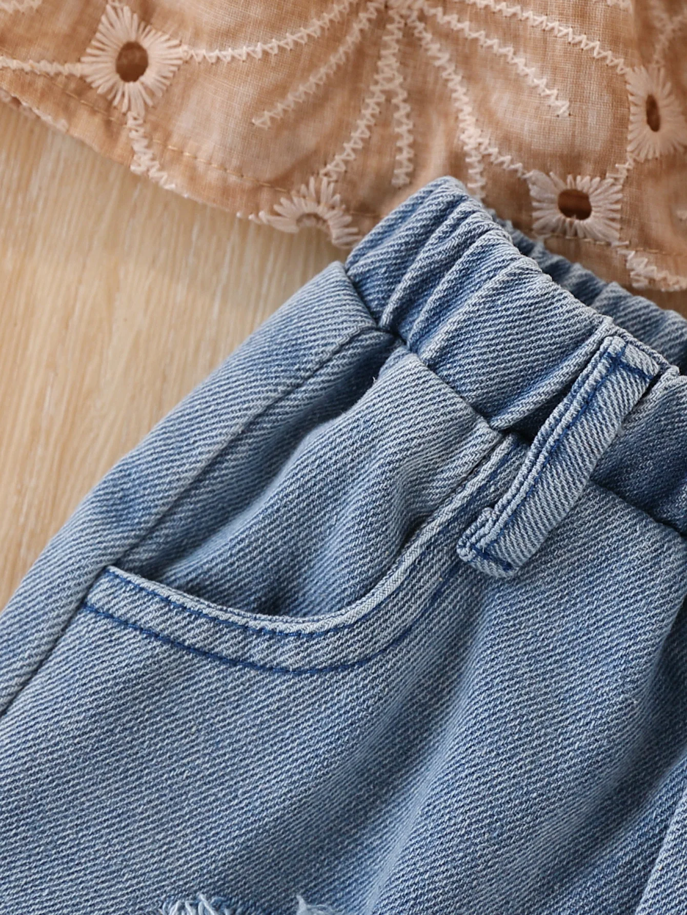 여아용 속이 비치는 자수 오프숄더 러플 탑 + 데님 프린지 반바지 스윗 쿨 스타일 투피스 세트