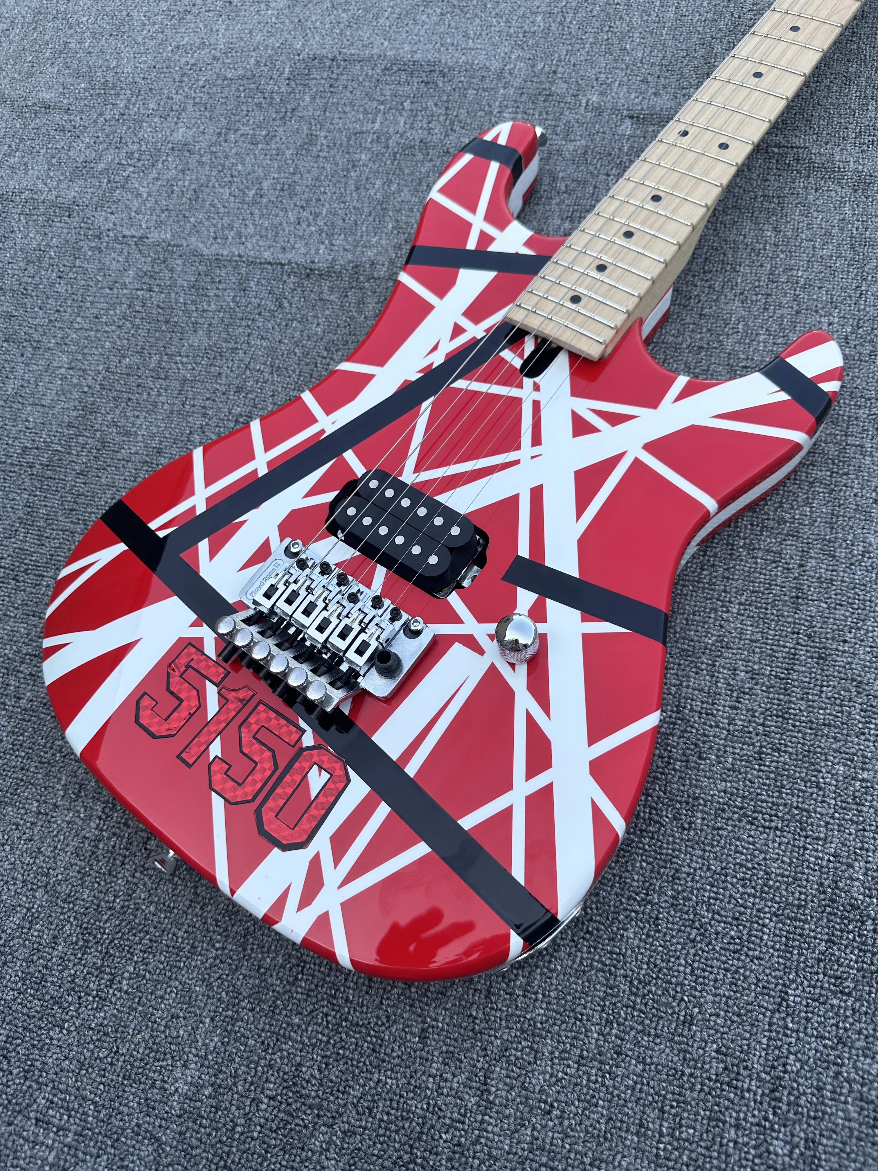

Striped electric guitar, red and white stripes, alder body, Canadian maple sandwich neck and fingerboard, tremolo, in stock, qui