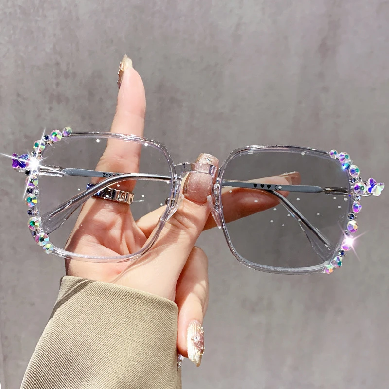 Elegant Photochromic Glasses with Color-Changing Lenses for a Sophisticated Style
