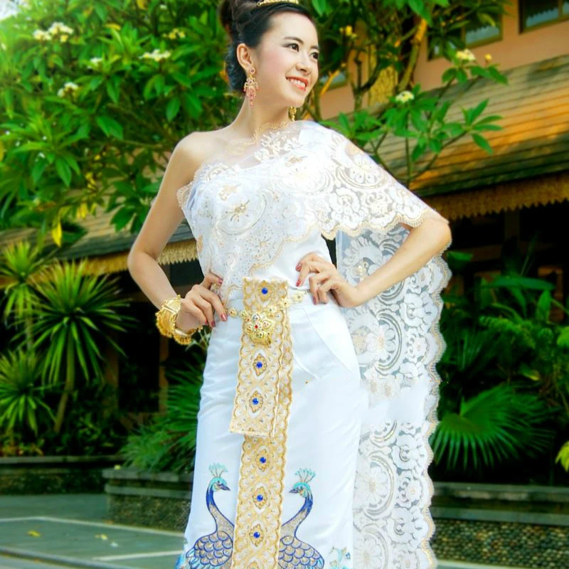 Thai Traditional Clothing for Women Wedding Dress Engagement White Embroidery Peacock Sweet Sleeveless Tops Photography Thailand