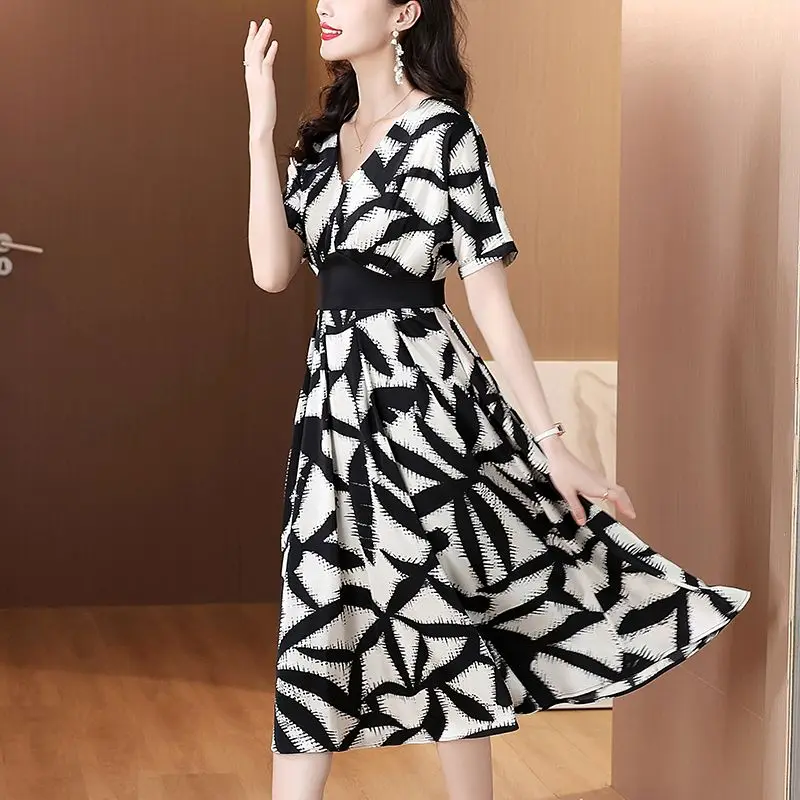 Fashion V-Neck Printed Pockets Spliced Folds Vintage Dress Women's Clothing 2024 Summer New Loose Office Lady Party Dress