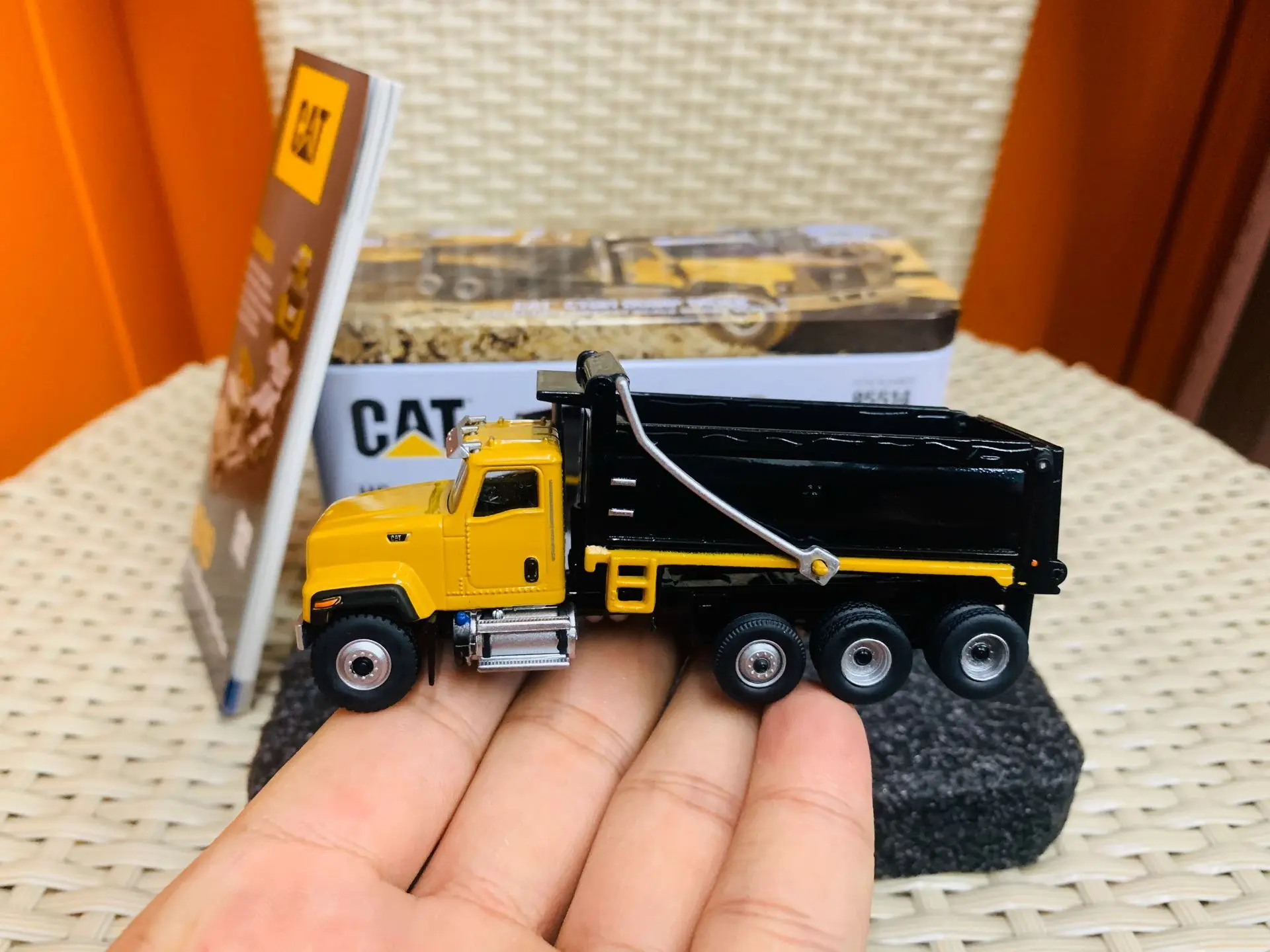 

Caterpillar Cat CT681 Dump Truck 1/87 HO Scale DieCast Model DM85514 New in Box