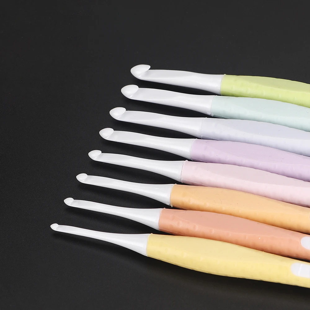 QJH 8 Size Plastic Crochet Hooks Set, Dark or Light Colors(2.5mm-6mm) Ergonomic Crochet Hooks with Case 3