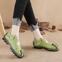 Sandales d'été en cuir pour femmes, chaussures à fond souple, personnalité plate, décontractées, rétro, faites à la main, nouvelle collection 2024 2