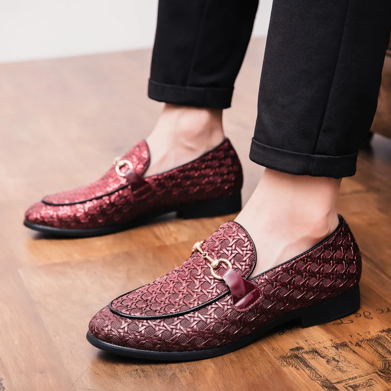 

Vintage Loafers Men PU Metal Decoration Low Heel Slip On Red Leather Shoe Man Trendy Sequins Business Party Nightclub Dress Shoe