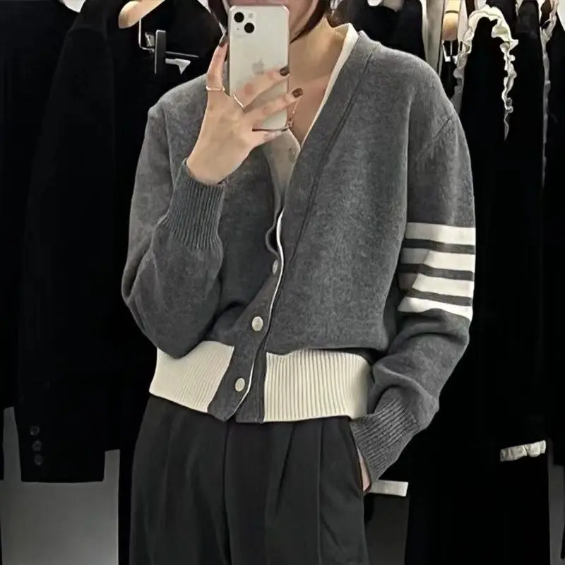 

Fake two-piece V-neck knitted cardigan sweater loose early autumn color contrast sweater design cardigan sweater top coat female