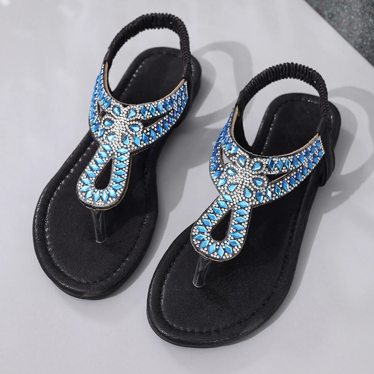 Shiny Crystal Clip Toe Flat Sandals Women 2025 Summer Bohemia Style Beach Sandals Woman Lightweight Outdoor Flip Flops Mujer
