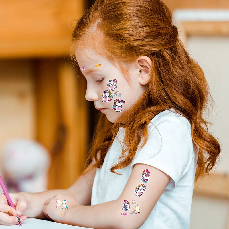 Confezione da 12 adesivi per tatuaggi unicorno cartone animato per bambini adesivi carini e divertenti a lunga durata impermeabili