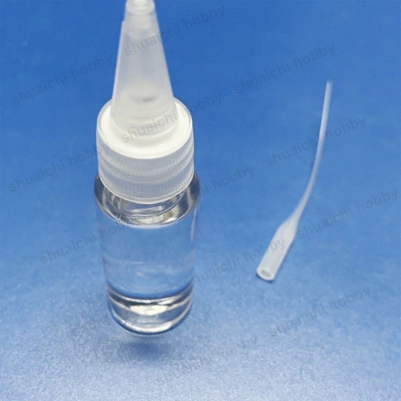 Flacon d'huile fumée RC posé à côté d'un char blindé Henglong 1/16, achat liquide générateur fumée