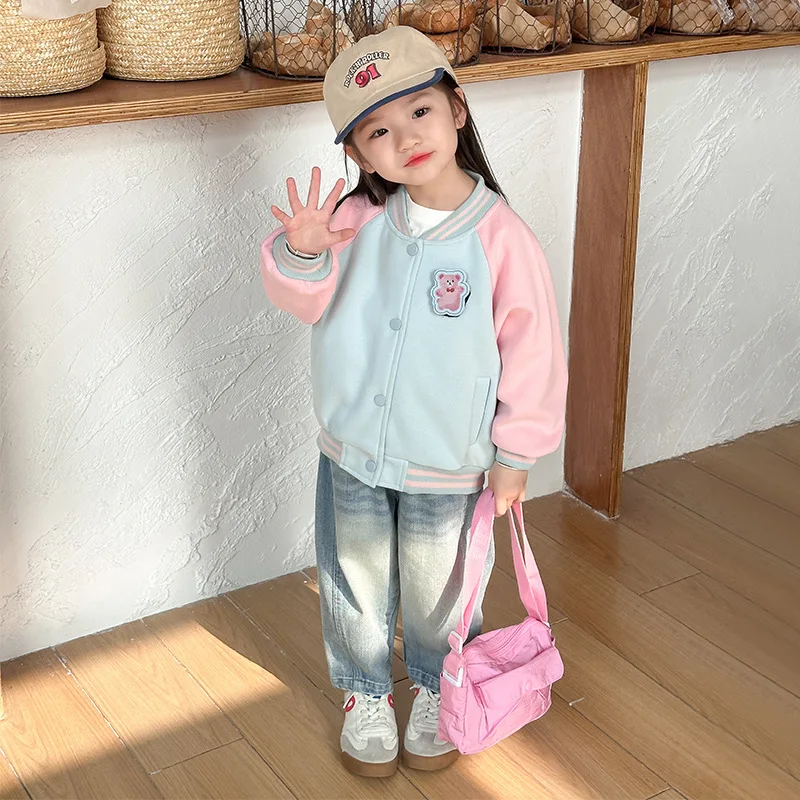 

Корейский весенний детский бейсбольный костюм для девочек, новинка, куртки для маленьких девочек с мультяшными наклейками, Сращенные повседневные пальто для маленьких девочек с длинным рукавом