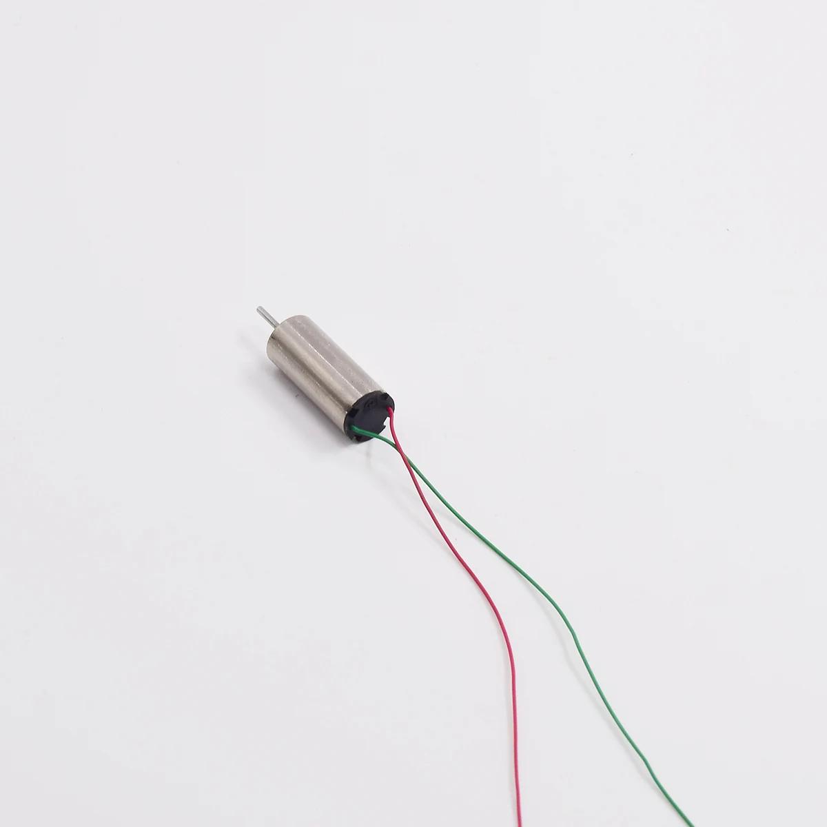 Comparaison de taille du mini moteur 615 avec une pièce de monnaie