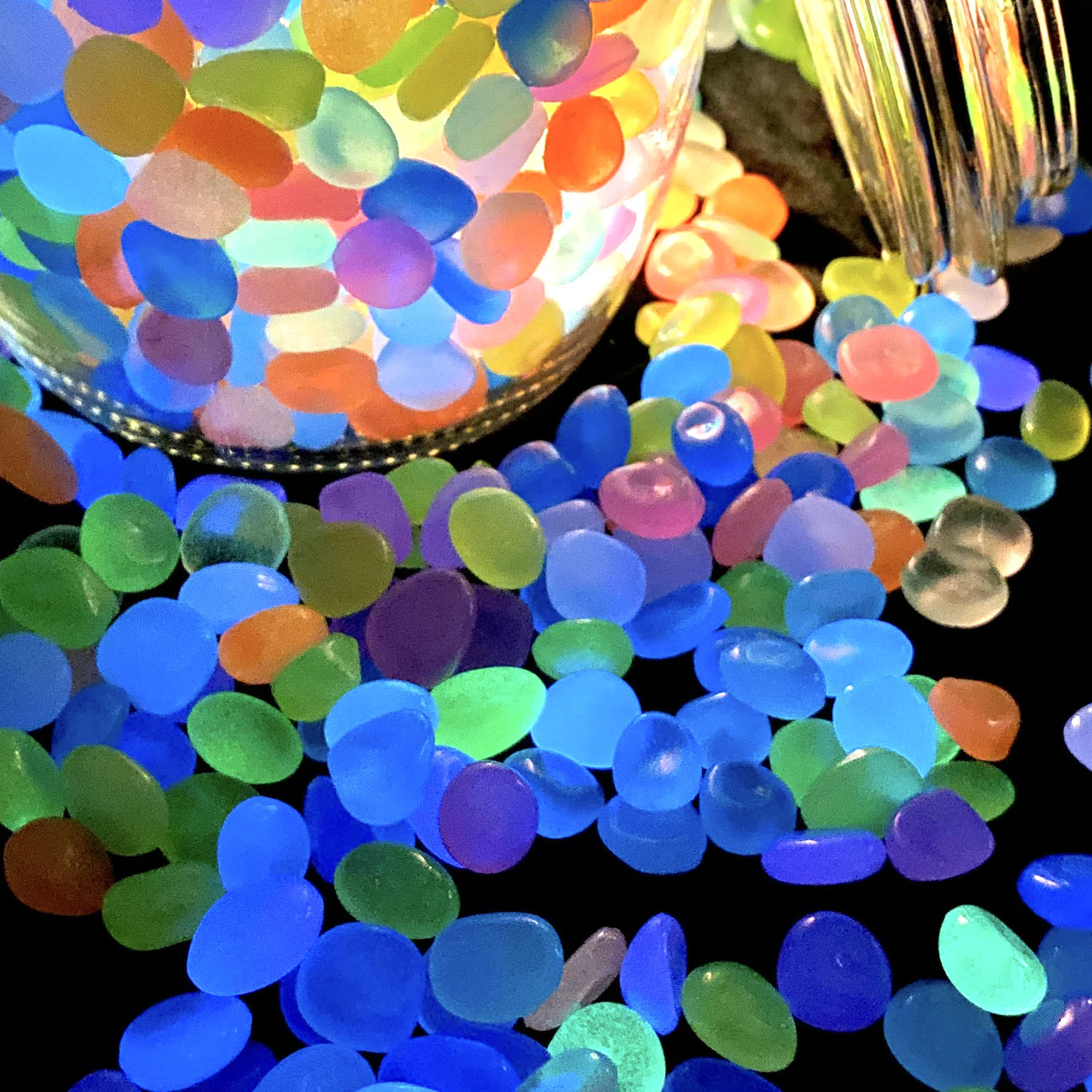 Artificial Luminous Stones 100Pcs Artificial Noctilucent Stone with Colorful Luminescence Aquarium Fish Tank Landscaping Vase Sidewalk Decoration 13x17cm