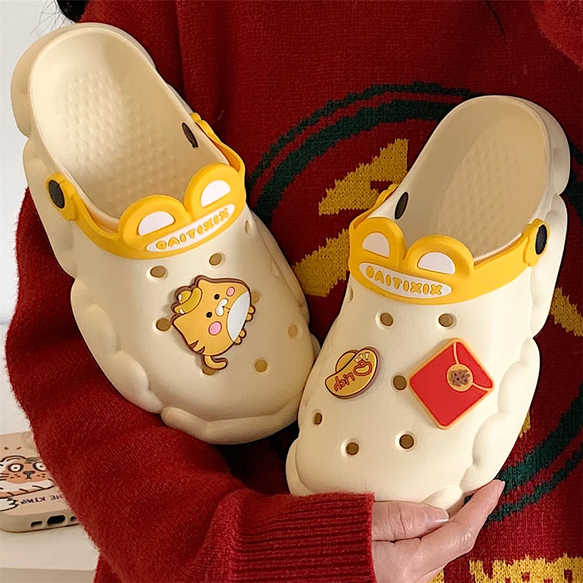 

New Cute Couple Shallow Hole Shoes Adult Casual Slippers Non-slip Thick Bottom Beach Bedroom Outdoor Slippers Men and Women Wadi