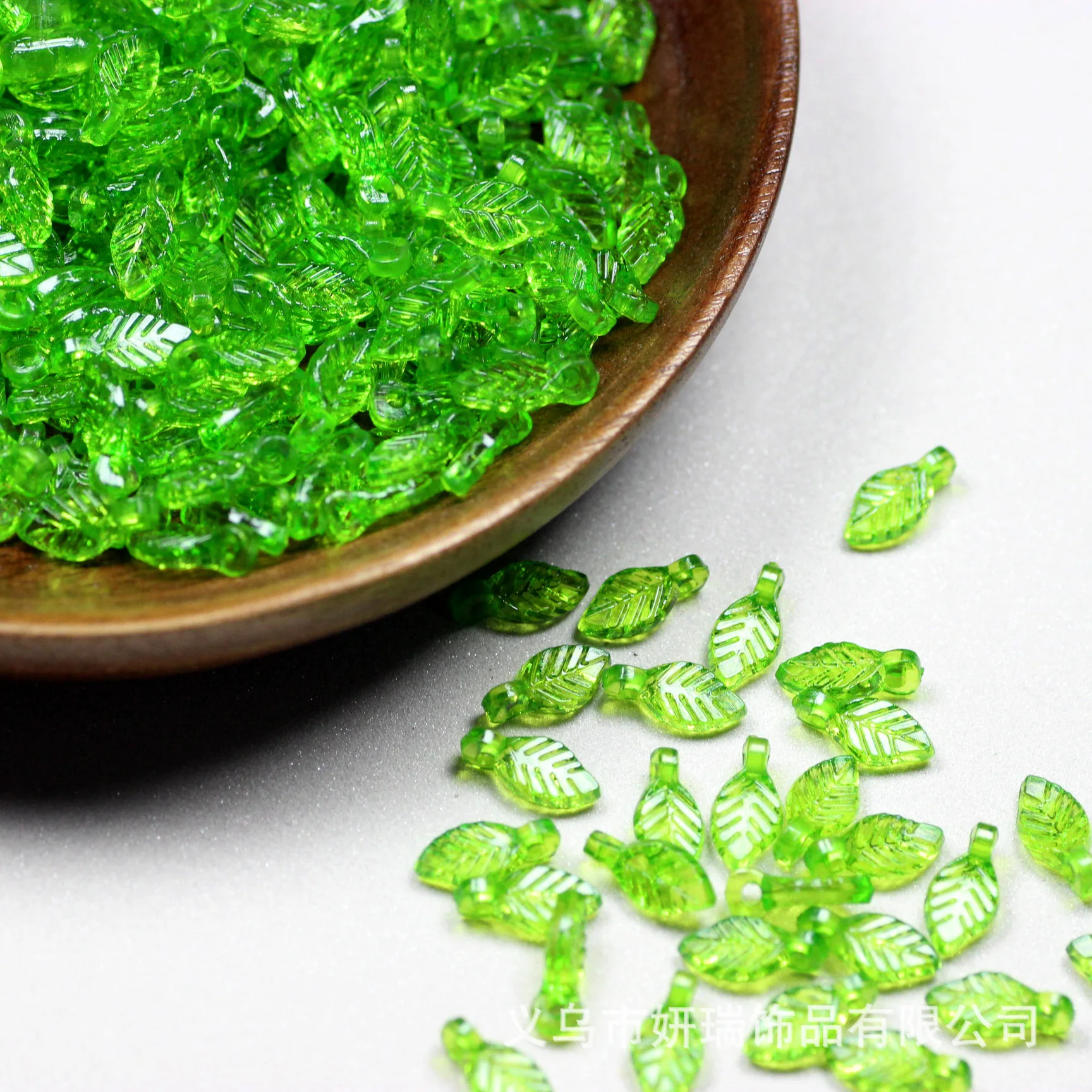 UYRVAPE 300 PCS ciondoli trasparenti a forma di foglia, in acrilico trasparente, verde, tappi per perline floreali per la creazione di gioielli, bracciali, collane, orecchini, Portachiavi