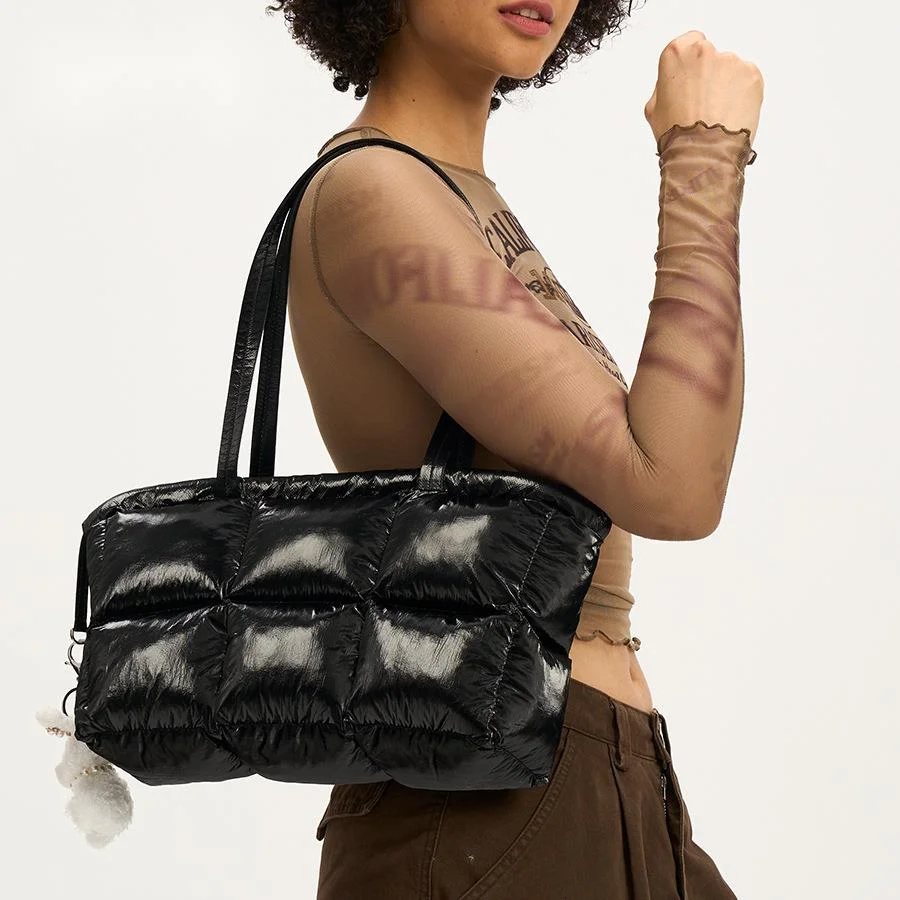 Fashion Shoulder Bag, 2024 Autumn And Winter New Down Large Capacity Fashionable Shiny Nylon Ladies Handbag. Popular Fashion Women's Bag._voghion.com
