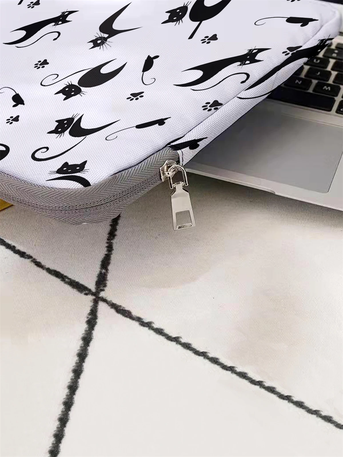 Laptop bag and briefcase with cat and mouse pattern, suitable for 14 inch laptops
