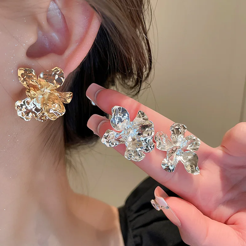 

High Quality Metal Flower Stud Earrings Geometric Pretty Camellia Shaped Silver&Gold Color Available Fahion Accessories Hot